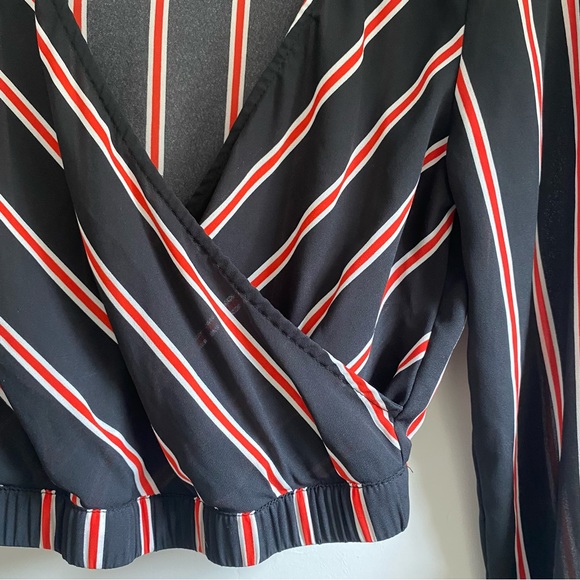 Cropped V crossover chiffon blouse - Picture 2 of 6